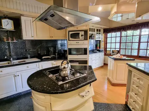 Casa 10 amb - 4 hab y 2 dep - Piscina - Sauna y Ducha Finlandesa - Garaje p 4 autos - Quincho -