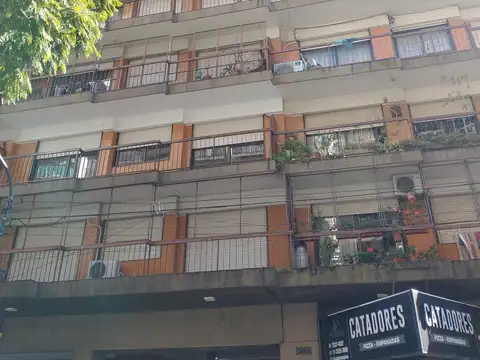 Departamento 3 ambientes, balcón. excelente ubicación. - Olivos