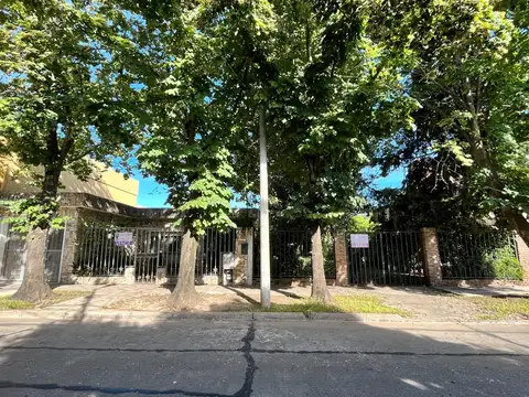 Casa con parrilla e importante parque