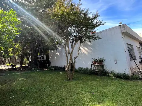 Casa con parrilla e importante parque