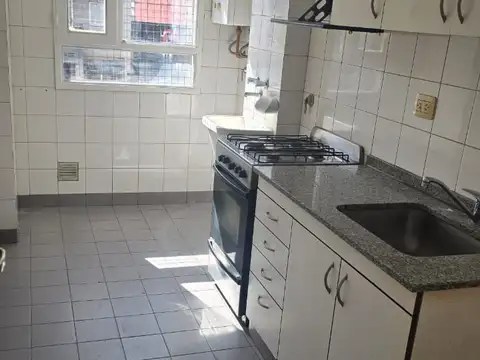 Excelente 2 ambientes al Frente con Balcon y cochera Riv al 10.100, 1er Piso, posee ascensor. Muy Luminoso.