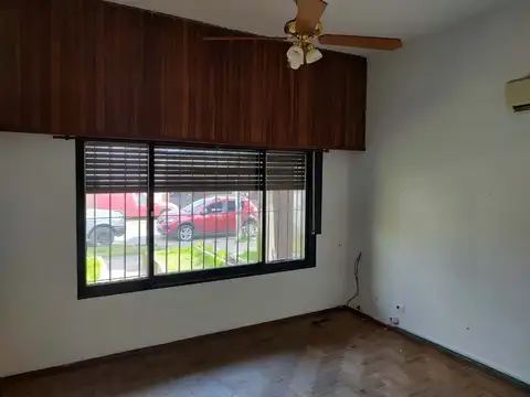 VENTA CASA 3 AMB AMPLIOS CON COCHERA JARDIN MERLO