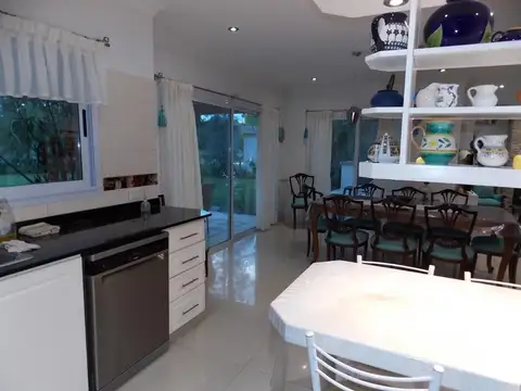 Casa 5 ambientes con 4 baños