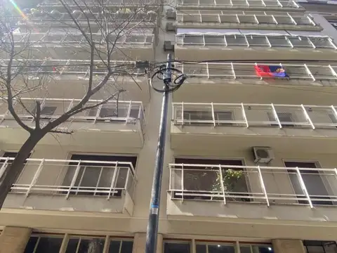 ALQUILER EN EDIFICIO DE CATEGORÍA  -  VIGILANCIA 24HS.  -  EXCELENTE COCHERA  -  RECIÉN PINTADO E HIDROLAQUEADO  -  BAÑO Y TOIL C/DUCHA MODERNIZADO  -