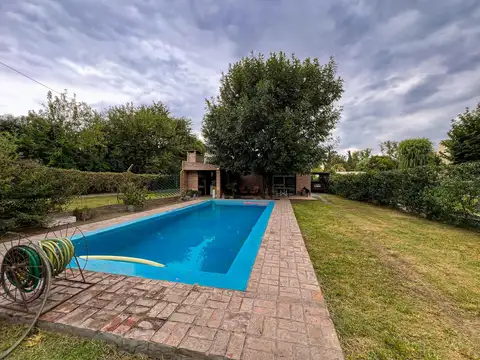 VENTA Casa dormitorios con amplio parque y pileta. Rodán