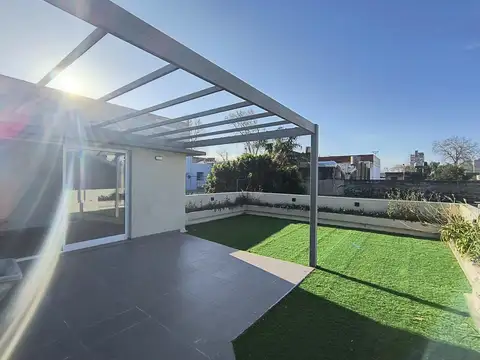 VENTA - CASA DE PASILLO 3 DORMITORIOS CON PATIO, TERRAZA, QUINCHO Y PARRILLERO - ECHESORTU