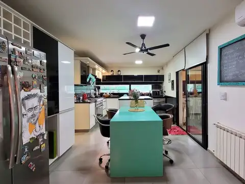 Casa en Venta con 3 cocheras