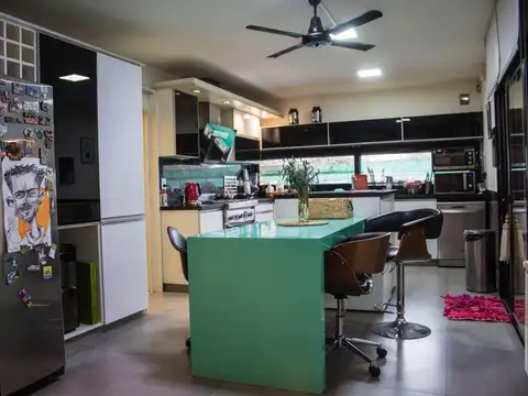 Casa 15 ambientes con 4 baños