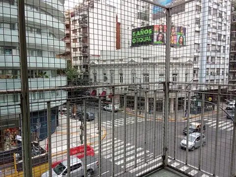 Departamento 3 ambientes al frente con balcón en alquiler