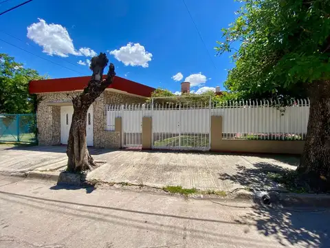 VENTA DE HERMOSA CASA 5 AMBIENTES EN VILLA CELINA