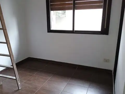 Duplex 4 ambientes con cochera y patio.-