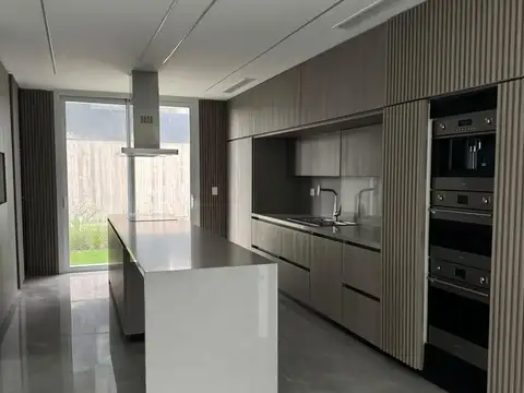 Casa 5 ambientes con 4 baños