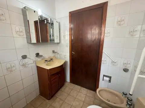 Casa en Alquiler con 2 cocheras