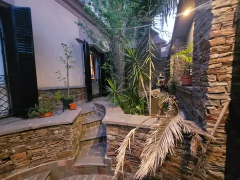 Casa 9 ambientes con 3 baños