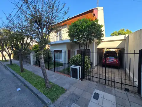 Casa 6 ambientes con 2 baños