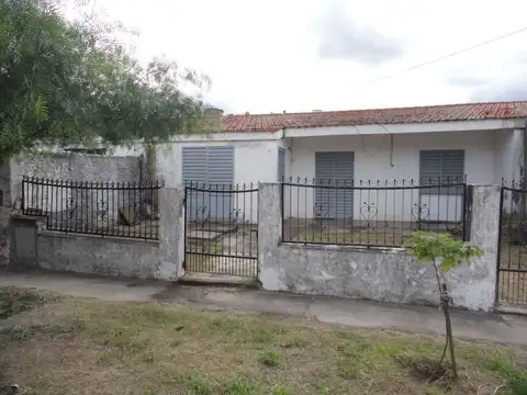 VENTA DE CASA CUATRO DORMITORIOS, BARRIO AUTONOMIA