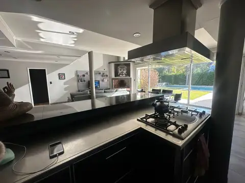 VENTA CASA 6 AMB CON PILETA B° SANTA ANA - MORENO