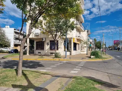 Local en Venta Via Púb.