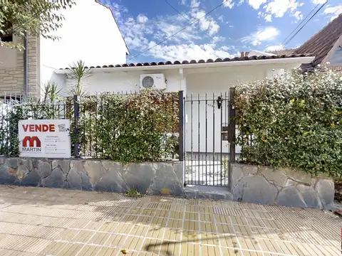 Chalet en Venta de 3 ambientes reciclado a nuevo en Martínez con Patio