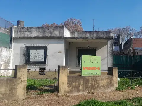 CASA AL FRENTE A REFACCIONAR EXCELENTE UBICACION