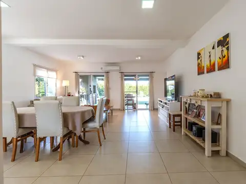 Casa 4 ambientes con 2 baños