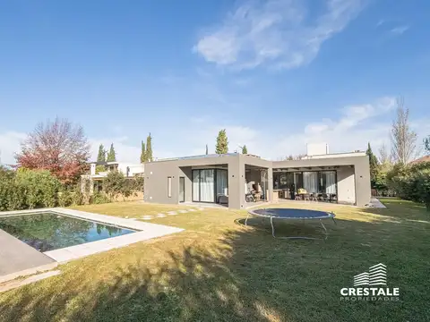 Venta - Casa 4 dormitorios con pileta en barrio privado - Kentucky Club de Campo, Funes.