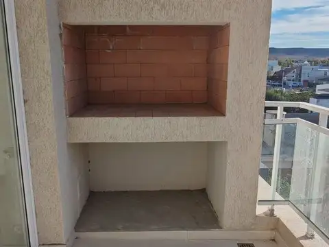 Monoambiente con balcón, parrilla y cochera