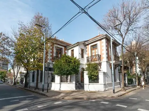 VENDIDA!!! Venta de Casa 5 ambientes Super Luminosa Con Cochera en el Barrio Inglés Caballito
