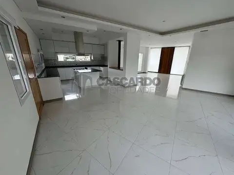 Alquiler casa 4 ambientes 3 dormitorios con piscina en Barrio Santa Rita