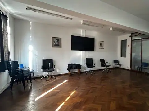 EXCELENTE Y LUMINOSA OFICINA COMERCIAL CON AMPLIOS ESPACIOS DIVISIBLES