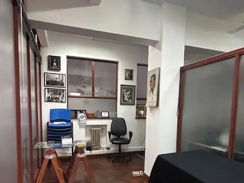 EXCELENTE Y LUMINOSA OFICINA COMERCIAL CON AMPLIOS ESPACIOS DIVISIBLES