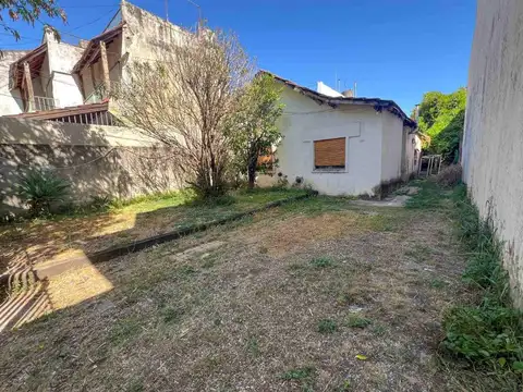 CASA 3 AMBIENTES JARDIN Y COCHERA A REFACCIONAR