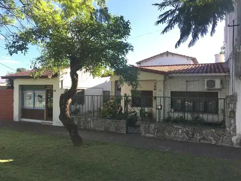 Casa en venta - 3 Dormitorios 2 Baños - 393mts2 - Zárate