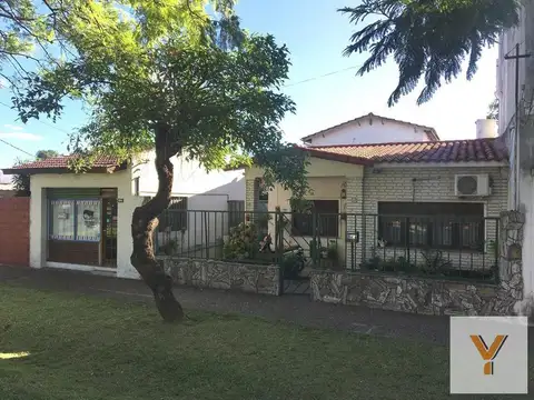 Casa en venta - 3 Dormitorios 2 Baños - 393mts2 - Zárate