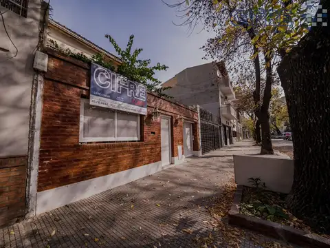 Casa Villa Pueyrredón 2 plantas 7 ambientes 2 cocheras 3 baños quincho parrilla fondo parquizado.