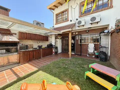 Apto crédito! Duplex 4 ambientes con jardin, parrilla y doble cochera 