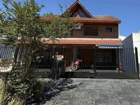 Apto crédito! Duplex 4 ambientes con jardin, parrilla y doble cochera!!