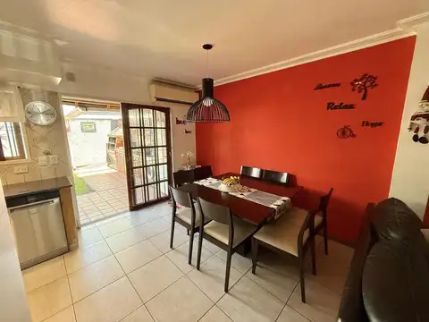 Casa 4 ambientes con 2 baños