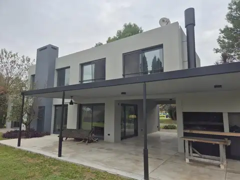 Casa 4 ambientes con 3 baños