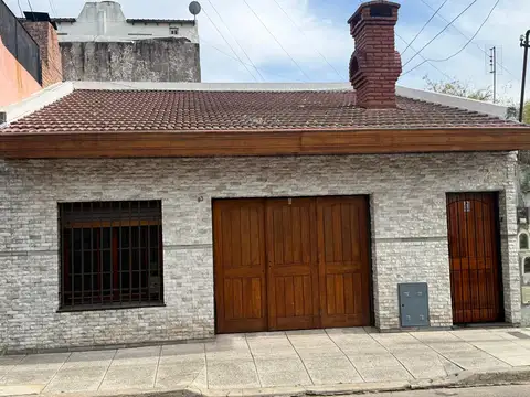 VENTA CASA 4 AMBIENTES CON COCHERA – LOTE PROPIO – VILLA LUGANO
