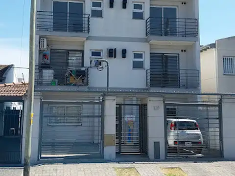 3 Ambientes tipo casa, balcón muy luminoso y soleado