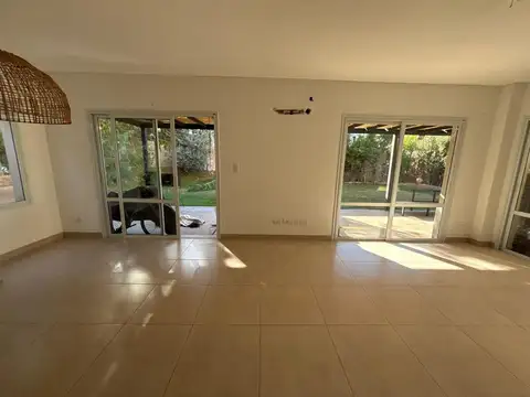 Casa en Alquiler con 1 cochera