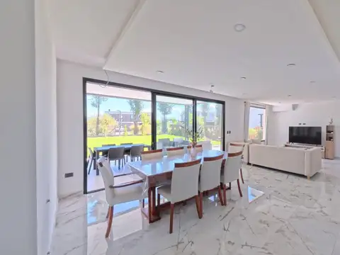 Casa en Venta con 2 cocheras