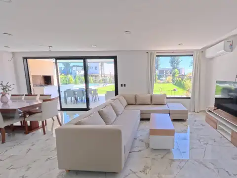 Venta casa c/ amarra - Barrio Náutico El Canal - Villanueva