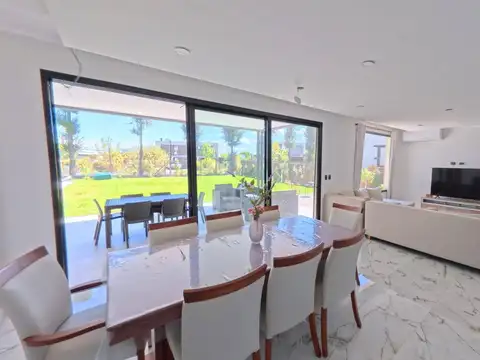 Casa 5 ambientes con 3 baños