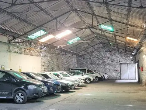 Depósito en Alquiler sobre Av. Mitre con gran frente y espacio libre de columnas interno