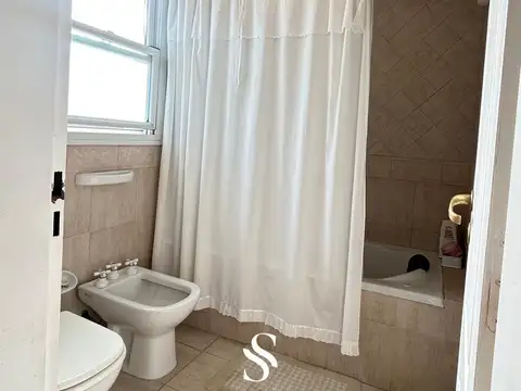 Casa 6 ambientes con 4 baños