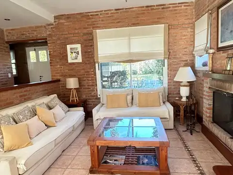 Casa 6 ambientes con 4 baños