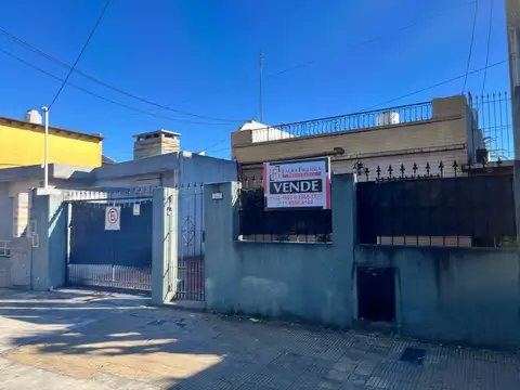 Casa de cuatro ambientes al frente + Departamento al fondo - Con posibilidades de subdivisión.