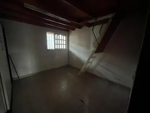 Casa de cuatro ambientes al frente + Departamento al fondo - Con posibilidades de subdivisión.